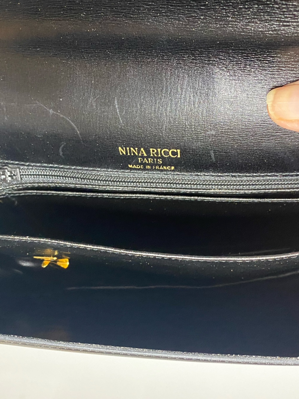 Vintage Nina Ricci Black Leather Envelope Shoulder Bag Gold Clasp Classic - Picture 11 of 11